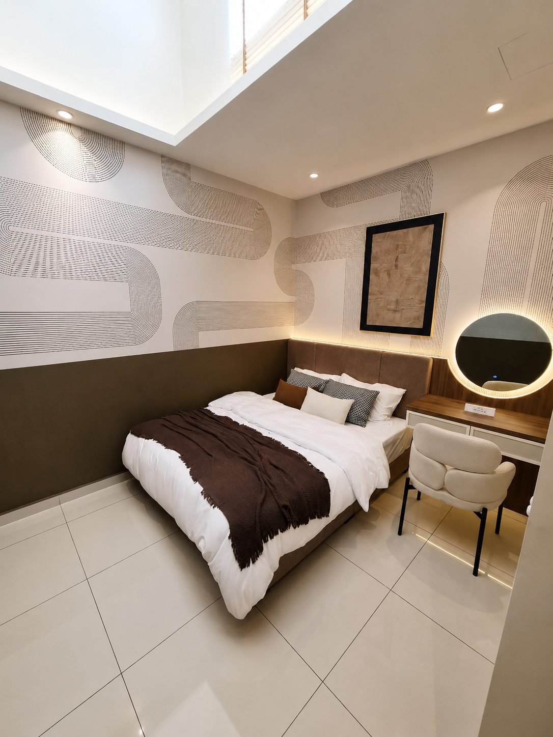 Bedroom with a round mirror and a desk nook, Taman Klebang Ria Type A