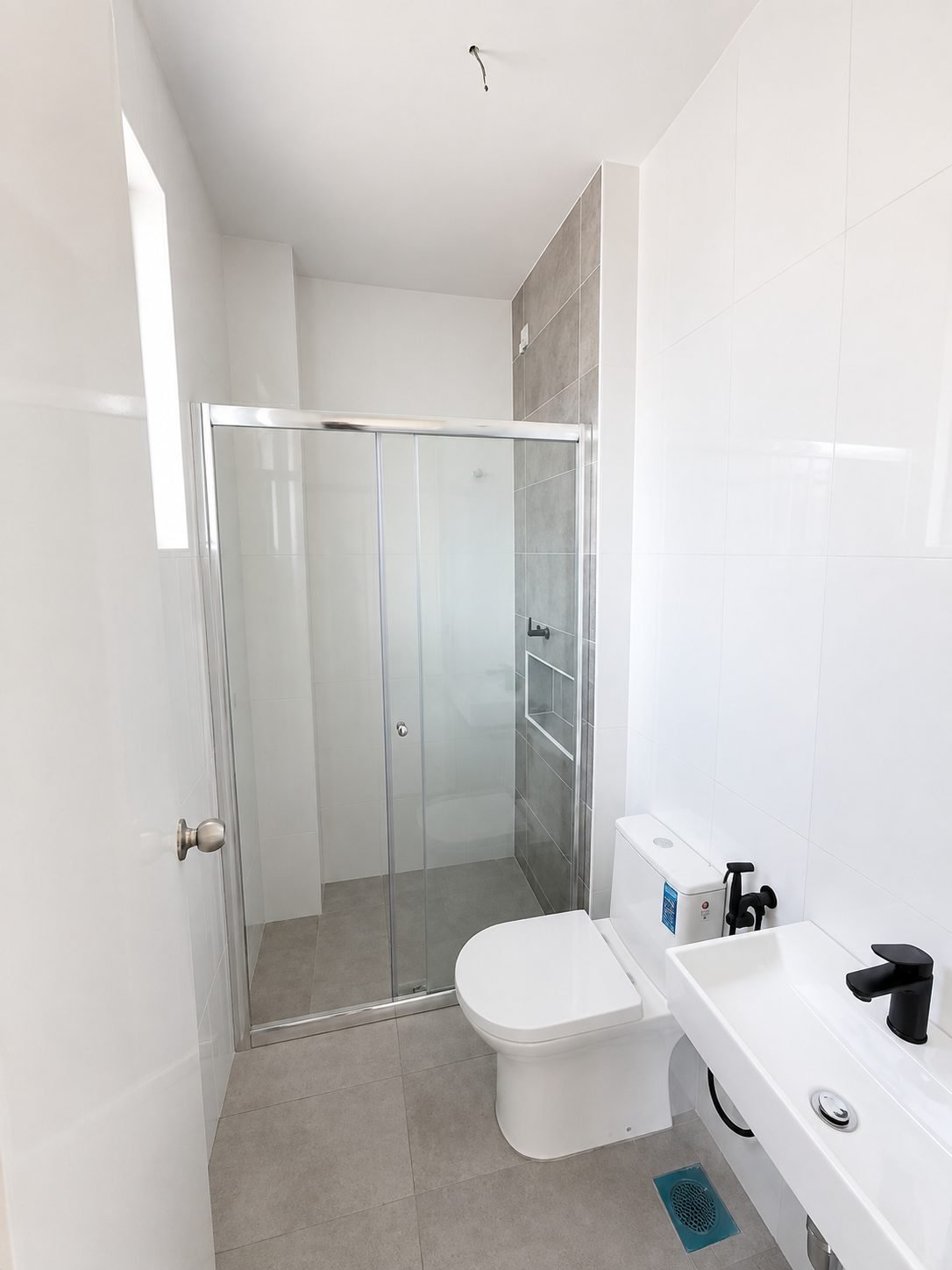 Bathroom with a sliding shower screen, Pulai Heights terrace