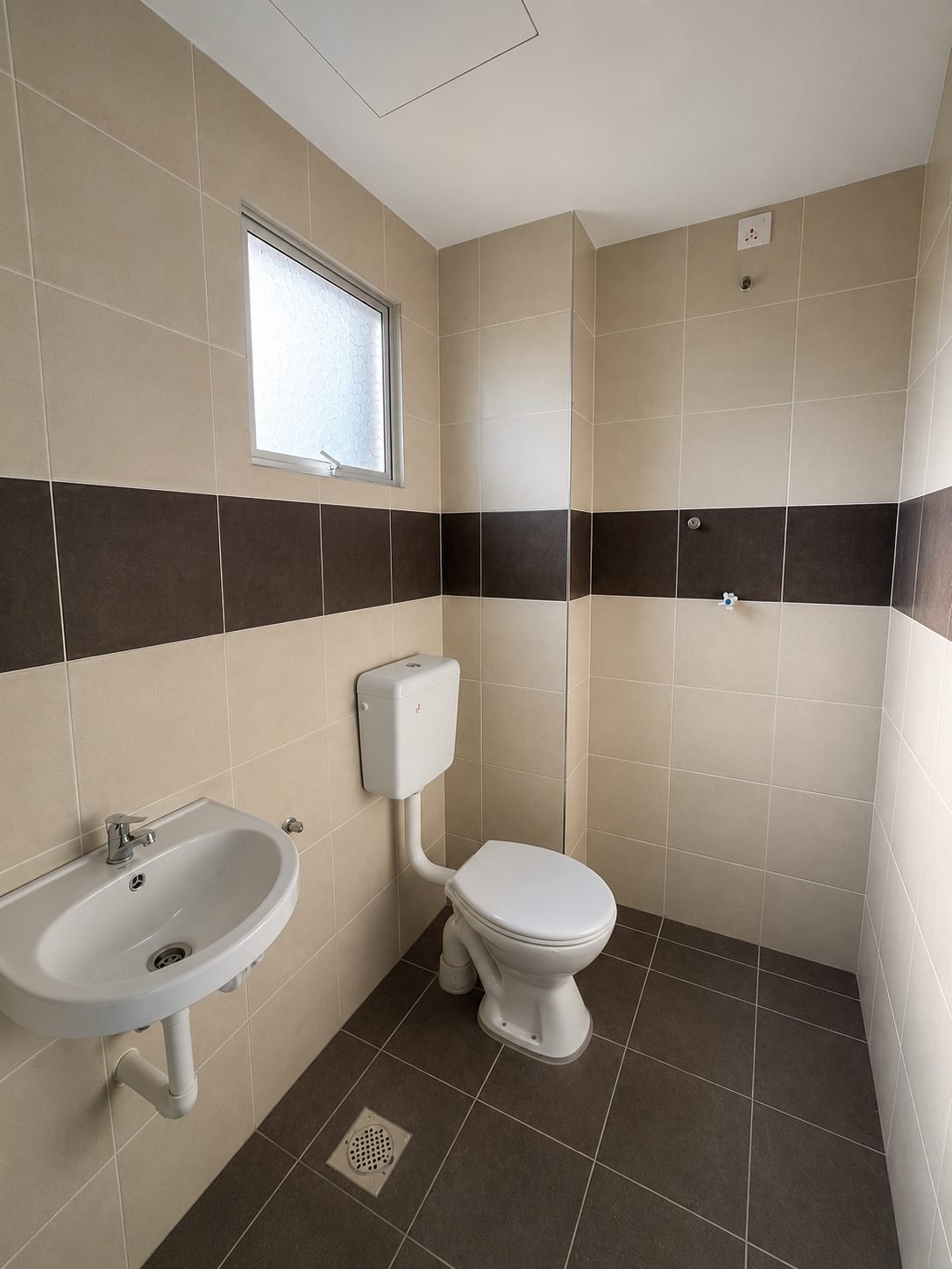 Bathroom tiled to ceiling height, Type A show unit, Pangsapuri Putra Bercham