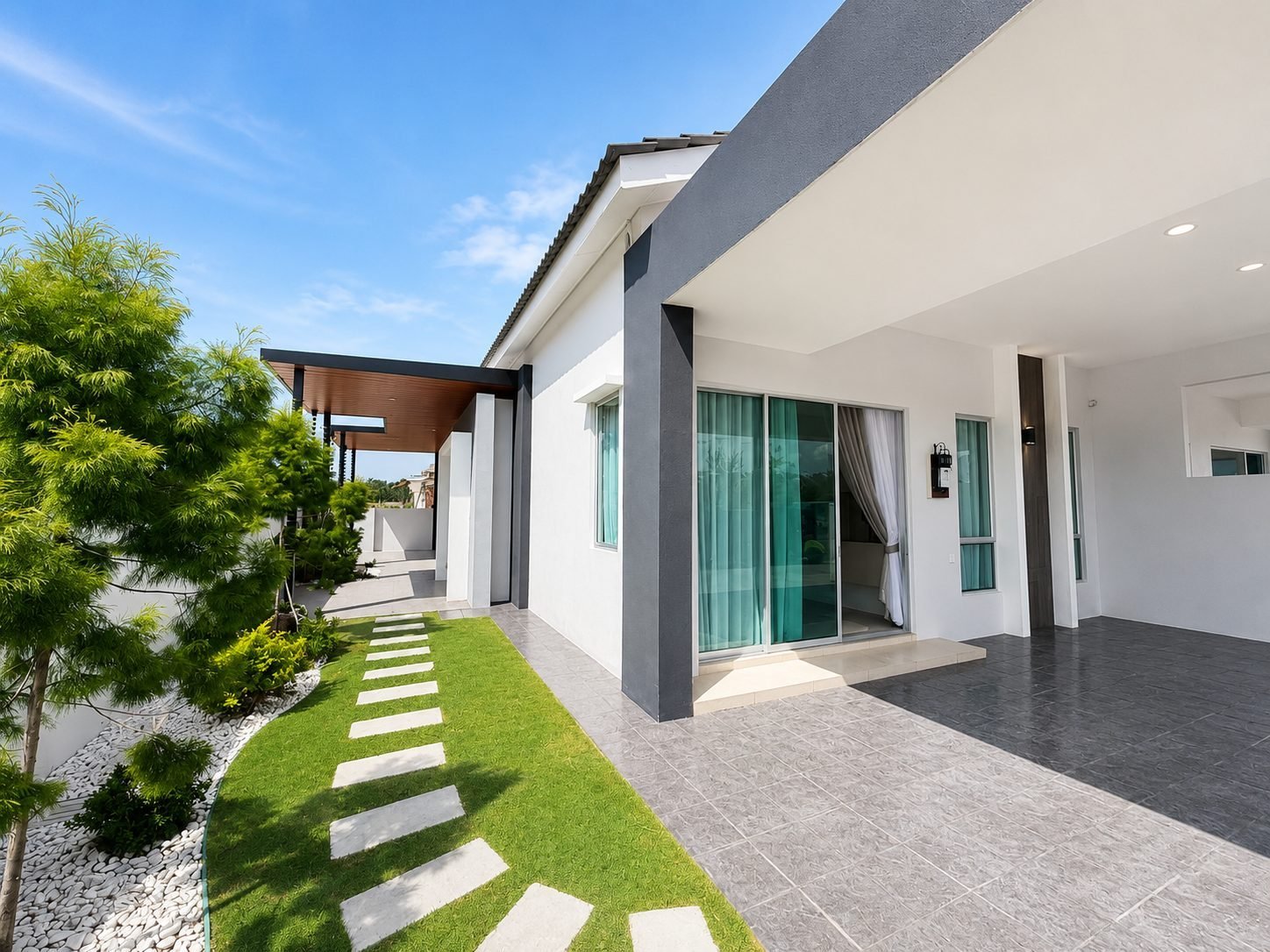 Side lane and garden alongside the cluster Semi-D show house at Rimbayu