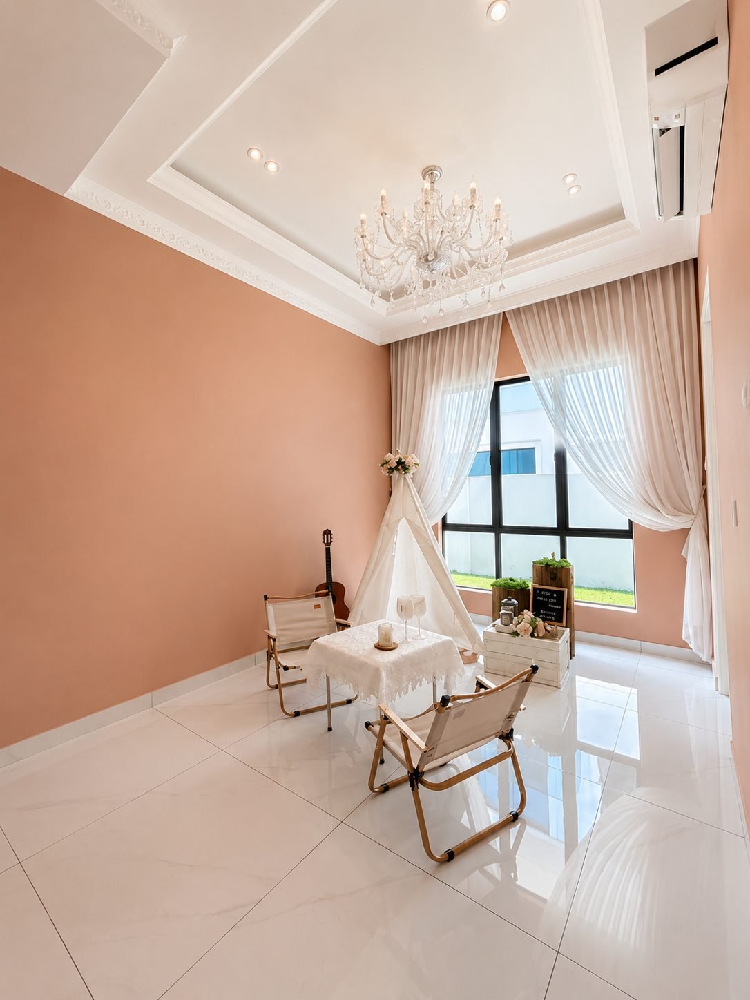 Bedroom finished in terracotta with a canopy and chandelier, Thompson Prestige